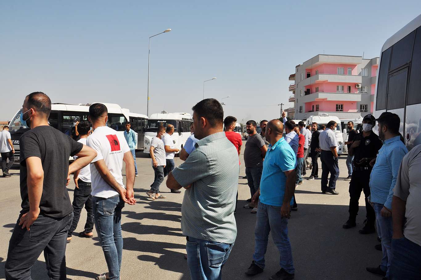Hırsızların silahla tehdit ettiği minibüs şoförleri kontak kapattı